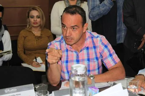 Ring del Congreso se traslada al cabildo poblano; se enfrentan Guevara Montiel y Eli Esponda
