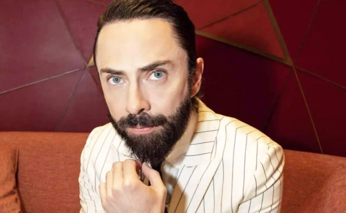 Jay de la Cueva se retira de Moderatto
