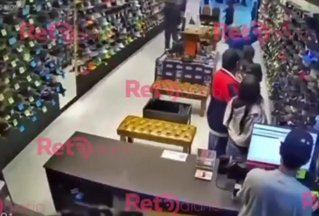 Farderos en negocio de Vía San Ángel