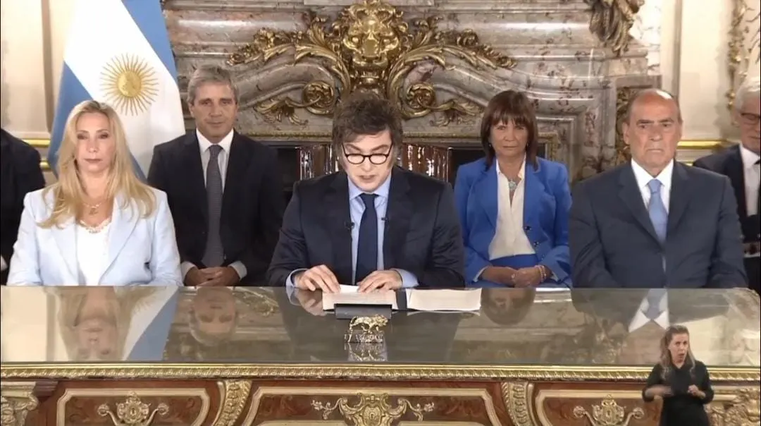 Milei anuncia reducción de impuestos del 90% y el cierre del Banco Central para 2025