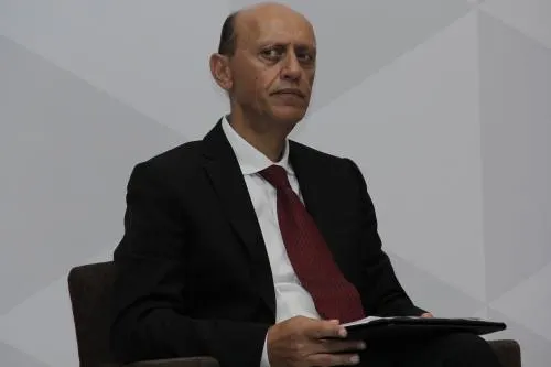 Niega Lastiri que le hayan jalado las orejas e insistirá en la consulta a la base para elección