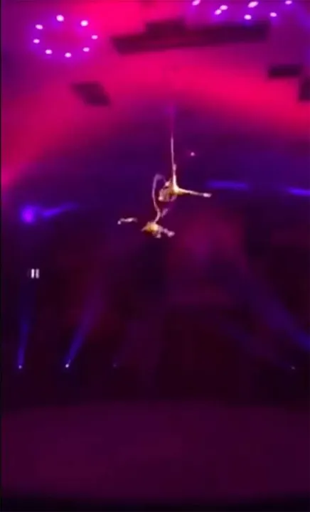 Video: Acróbata de circo cae al vacío durante espectáculo fallido