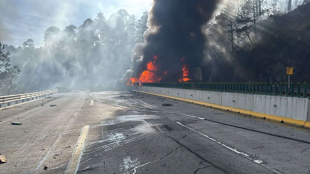 Incendio de pipa en la México-Puebla provoca cierre total de la autopista