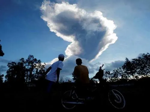 Video: Volcán Merapi expulsa columna de ceniza en Indonesia