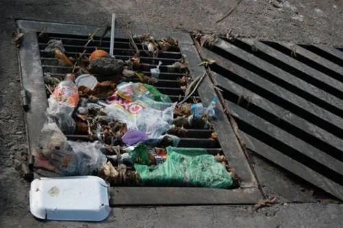 Pide Banck hacer equipo para no arrojar basura en ríos, barrancas y alcantarillas
