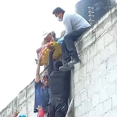 Se salva albañil de morir electrocutado