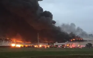 Incendio arrasa nave de General Electric en EU