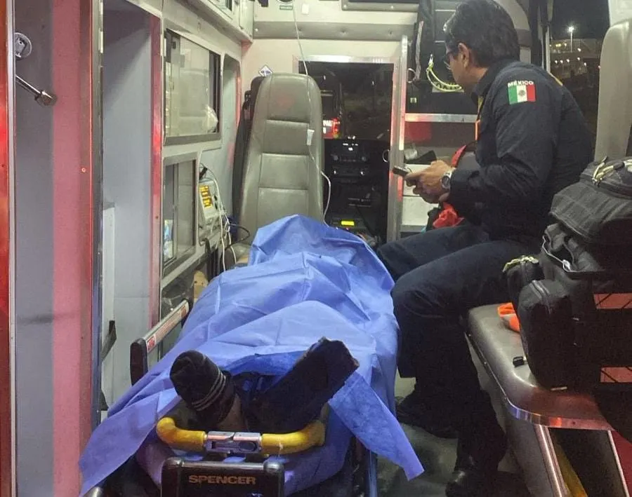Hombre drogado se lanza de un puente en la 14 Sur; sobrevive con múltiples fracturas