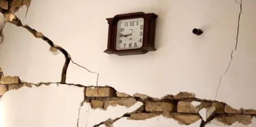 Sismo de magnitud 6.4 deja más de 500 heridos en noroeste de Irán