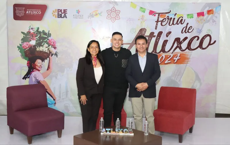 La Feria de Atlixco 2024 se desbordó de alegría y entusiasmo, al registrar un lleno total durante la esperada presentación de “El Yaki y El Juanma”, atrayendo a miles de asistentes que se dieron cita en el Centro de Convenciones para disfrutar de un espectáculo inolvidable. La combinación del carisma de “El Yaki” y la contagiosa risa de “El Juanma” prometía un show memorable, y no decepcionó; previo al concierto, artistas locales abrieron este espectáculo, mientras los famosos cantantes convivían con sus seguidores. Ambos mencionaron disfrutar de esta tierra mágica, la cual describieron como segura y tranquilidad para disfrutar en familia. Por su parte, la presidenta municipal Ariadna Ayala reconoció la labor de los dos cantantes, que sin duda, trajeron variedad a la Feria de Atlixco, con un impacto positivo en la economía local, destacando que este proyecto es un espacio de convivencia y celebración que une a la comunidad. Además del show, los asistentes disfrutaron de una variedad de atracciones y stands gastronómicos, que complementaron la experiencia. Desde antojitos típicos hasta artesanías locales, en un ambiente festivo que resaltó la riqueza cultural de la región, prometiendo más sorpresas en los próximos días.
