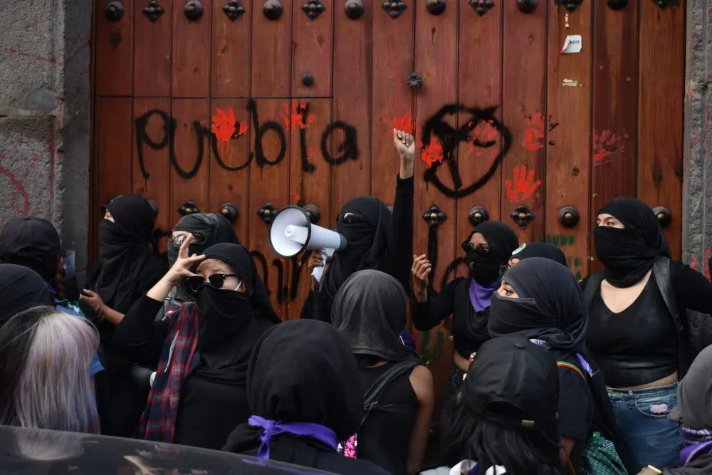 Descarta PRI Puebla presentar denuncias por daños a su sede tras manifestación del 8M