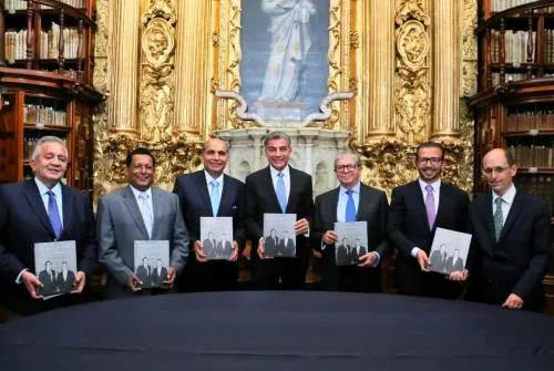 Presentan libro del fotógrafo y escritor que marcó a Puebla, Jesús Cruz
