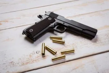 Alumnos llevan pistola a universidad y amenazan a compañera; los expulsan
