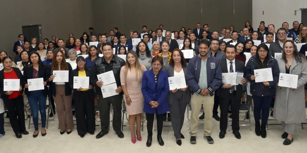 Reconocimientos a trabajadores administrativos BUAP