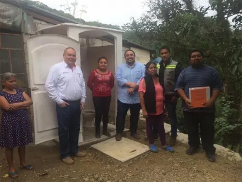 En Xicotepec, Gobierno del Estado entrega 26 sanitarios ecológicos