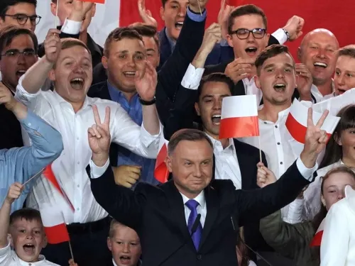 El conservador Andrzej Duda encabeza presidenciales en Polonia