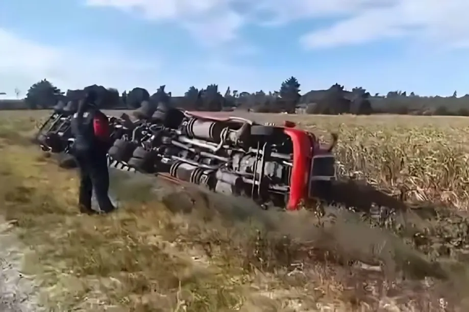 Volcadura de tráiler en la federal El Seco-Azumbilla