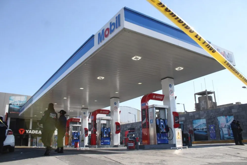 Baleado Mobil gasolinera