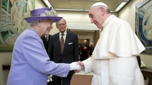 Cinco Papas han presidido al Vaticano durante monarquía de Isabel II