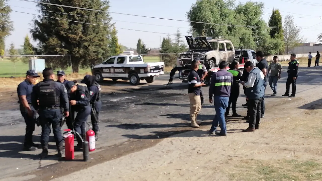Camioneta incendiada en Santa Ana Xalmimilulco