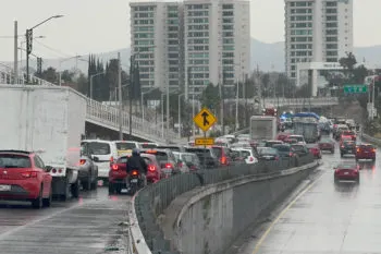Lluvias repentinas desatan caos vial en Puebla capital: choques, auto colgando y fallecidos
