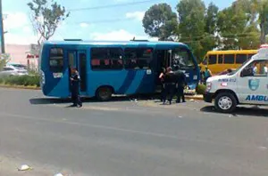 Chofer del transporte público vuelca unidad, lesiona a mujeres y escapa