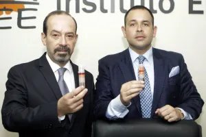 Cumple líquido indeleble con especificaciones y procedimientos: IEE