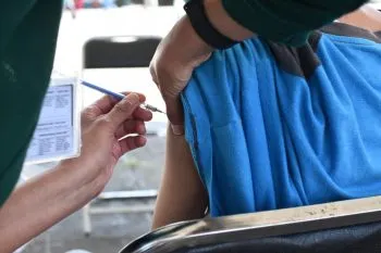 Vacunación de menores de 13 años será retomada en Uruguay