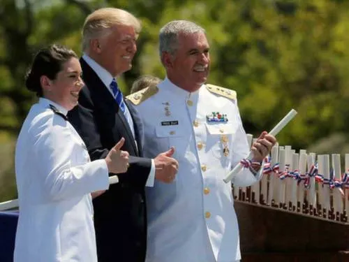 Video: Trump reconoce a marinos mexicanos graduados en EU