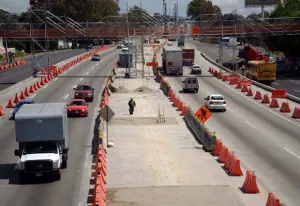 Empleados del segundo piso de la Mex-Pue sufren accidente