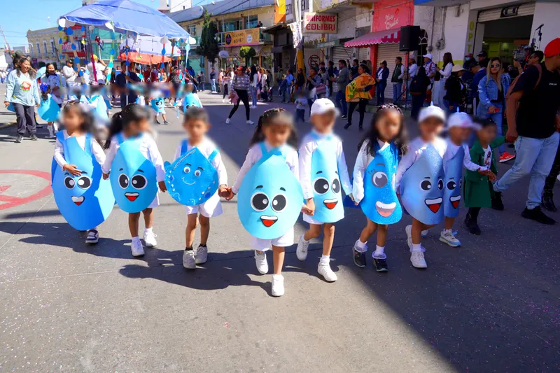 Texmelucan conmemora natalicio de Benito Juárez y celebra llegada de la primavera con desfile