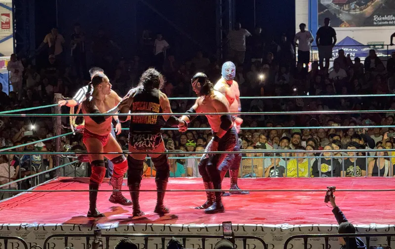 Ariadna Ayala comparte una noche llena de adrenalina en la función estelar de lucha libre AAA de la Feria de Atlixco 2025