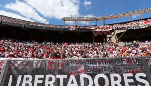Postergan una hora el Superclásico por agresión a los jugadores de Boca