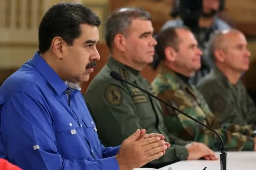 Maduro agradece al pueblo y a militares por derrota de golpistas