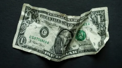 Dólar cierra en 23.03 pesos; Bolsa Mexicana cae