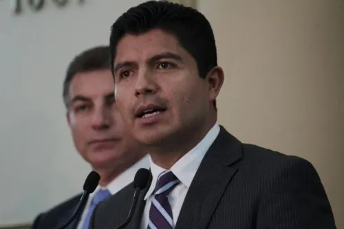 Alianza PAN, PRI y PRD desconfía del puntero por Puebla