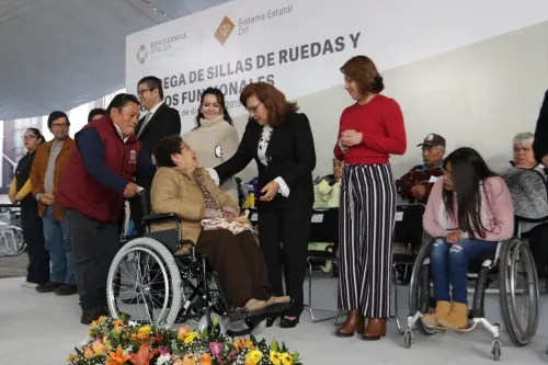 Entrega DIF Estatal sillas de rueda, bastones andaderas y muletas a grupos vulnerables