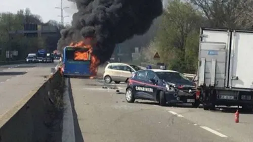 Detienen a hombre que secuestró e incendió autobús escolar; había 51 jóvenes