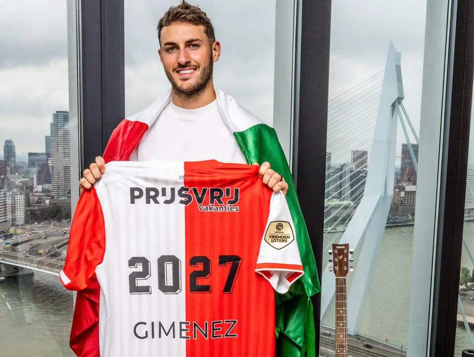 Santiago Giménez renovó contrato con Feyernoord