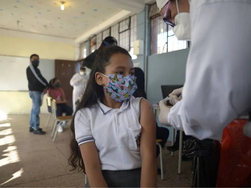 Ecuador aplica vacuna anticovid a niños de entre 5 y 11 años