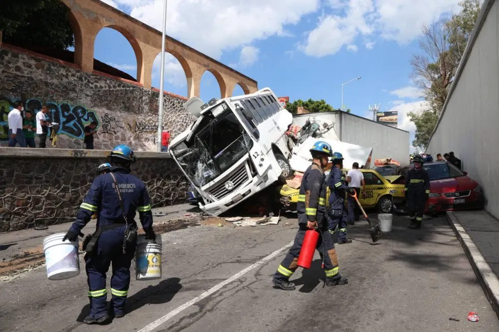Tráiler se queda sin frenos y causa una aparatosa carambola en Querétaro