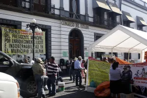 Pobladores de Jolalpan cumplen amenaza y mantienen plantón frente al Congreso