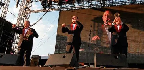 Sonora Santanera pone a bailar a miles en el Vive Latino