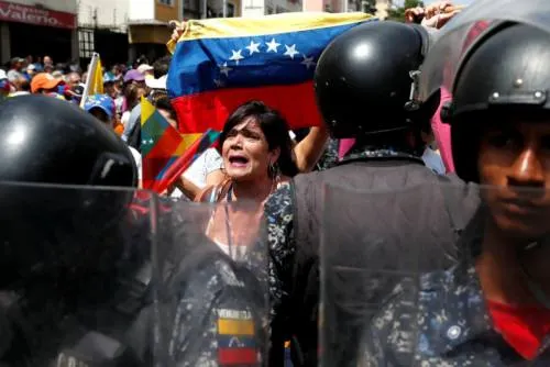 Gobierno y oposición vuelven a las calles de Venezuela; persisten fallas eléctricas
