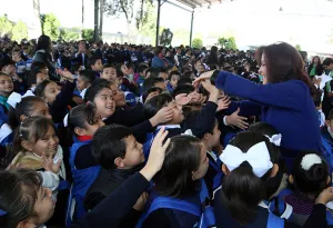 SMDIF encabeza más entregas de uniformes y mochilas en escuelas