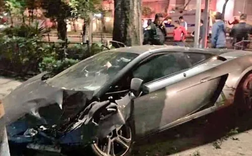 Chocan y abandonan auto Lamborghini en la Roma