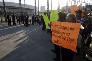 Protesta recibe a Rivera Pérez en su último informe