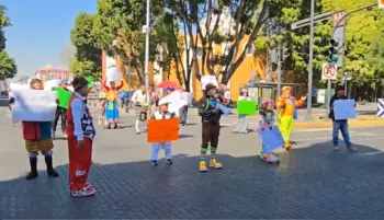Payasos de la asociación Urban Clow toman las calles del Centro Histórico; piden se les permita trabajar