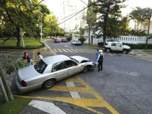 Mayoría no asegura auto, pese a pólizas baratas
