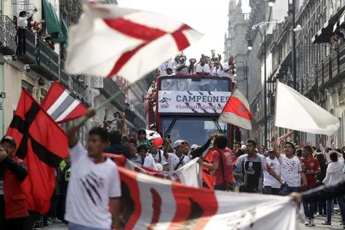 Con una caravana Lobos BUAP festeja y agradece a la afición su apoyo